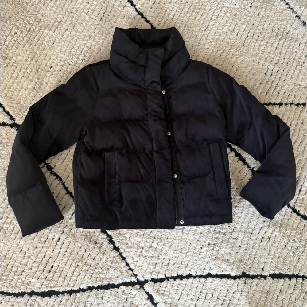 Abercrombie velvet puffer in black.